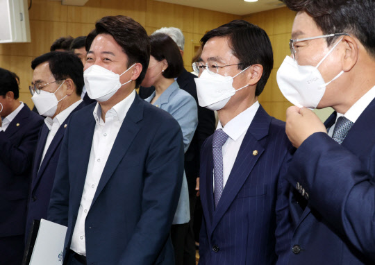 지난 6월27일 서울 여의도 국회 의원회관에서 조경태 의원 주최로 열린 '새정부 지방대학 및 지역균형 인재육성과 지방정부의 역할' 정책토론회에서 기념촬영을 하면서 이준석(왼쪽부터) 당 대표가 조경태 의원, 권성동 원내대표와 이야기를 나누고 있다.<국회사진기자단·연합뉴스>